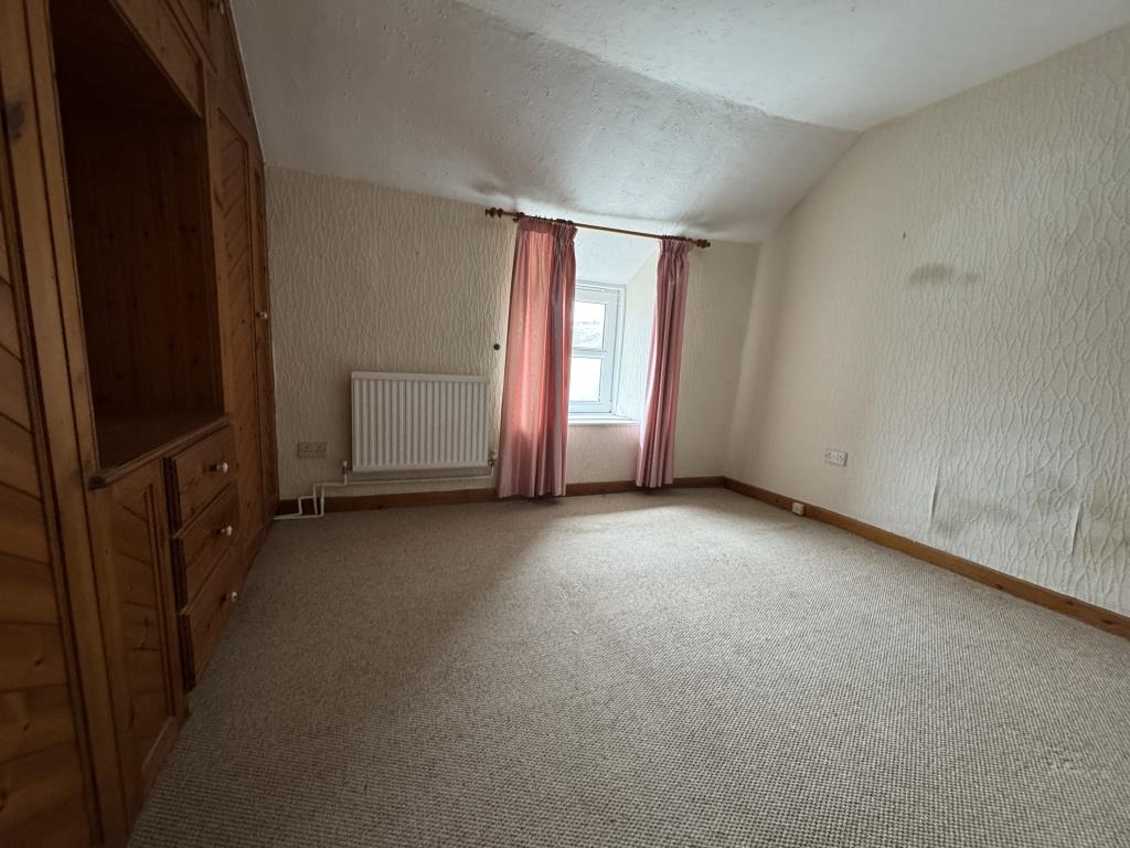 Lot: 96 - TWO-BEDROOM DETACHED COTTAGE - Primary bedroom